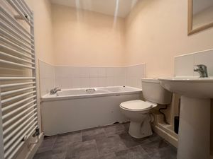 Main Bathroom- click for photo gallery